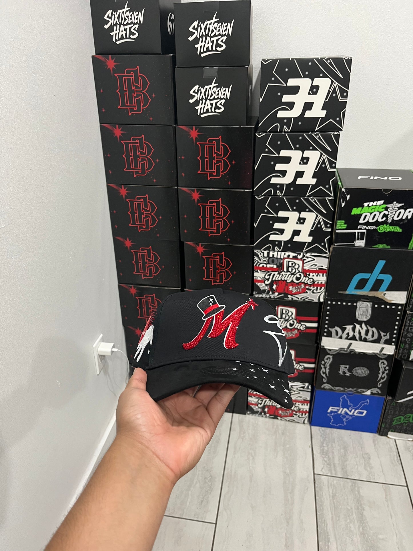 31 Hats x Mago (Roja)